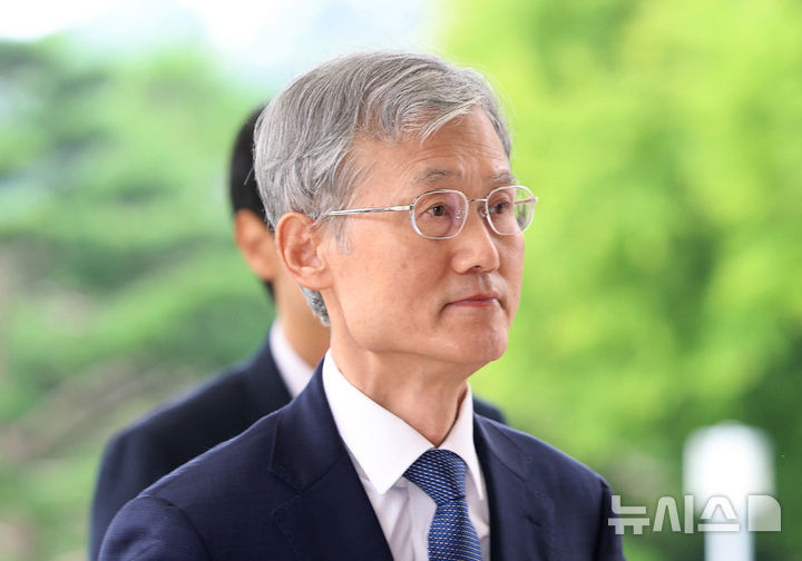 [서울=뉴시스] 이영환 기자 =청와대가 손봉기 대법관 후보자에 대한 임명동의안을 국회에 제출하지 않고 조희대 대법원장에게 재제청을 요청하자 법원 내부에선 "헌정사상 전례 없는 상황"이라며 당혹스럽다는 반응이 나온다. 사진은 조 대법원장이 28일 오전 서울 서초구 대법원으로 출근하는 모습. 2026.08.28. 20hwan@newsis.com