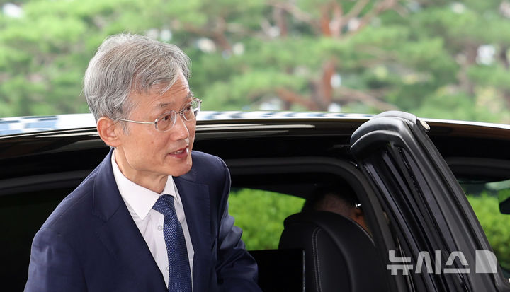[서울=뉴시스] 이영환 기자 =조희대 대법원장이 28일 오전 서울 서초구 대법원으로 출근하고 있다. 2026.08.28. 20hwan@newsis.com