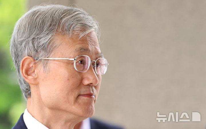 [서울=뉴시스] 이영환 기자 =조희대 대법원장이 28일 오전 서울 서초구 대법원으로 출근하고 있다. 2026.08.28. 20hwan@newsis.com