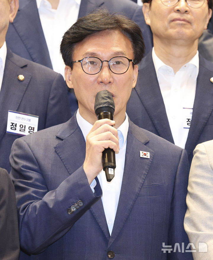 [인천=뉴시스] 고범준 기자 = 김민석 더불어민주당 대표가 28일 오전 인천 영종구 인스파이어 호텔 볼룸홀에서 열린 정기국회 대비 국회의원 워크숍에서 발언하고 있다. 2026.08.28. bjko@newsis.com