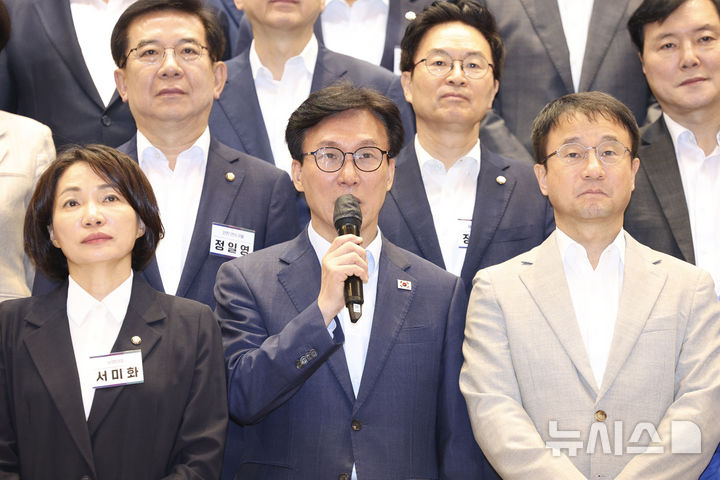 [인천=뉴시스] 고범준 기자 = 김민석 더불어민주당 대표가 28일 오전 인천 영종구 인스파이어 호텔 볼룸홀에서 열린 정기국회 대비 국회의원 워크숍에서 발언하고 있다. 2026.08.28. bjko@newsis.com