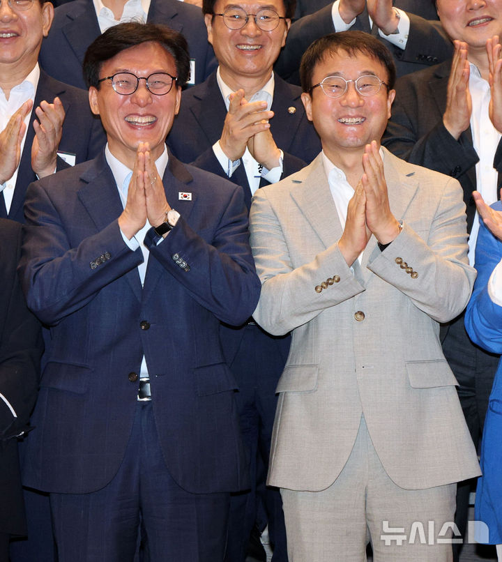 [인천=뉴시스] 고범준 기자 = 김민석 더불어민주당 대표, 한병도 원내대표와 지도부 등 참석 의원들이 28일 인천 인스파이어 호텔에서 열린 2026년 정기국회 대비 국회의원 워크숍에서 박수치고 있다. 2026.08.28. bjko@newsis.com