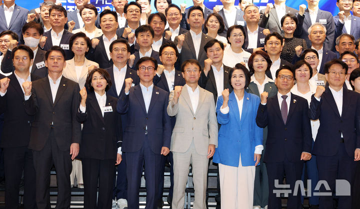 [인천=뉴시스] 고범준 기자 = 김민석 더불어민주당 대표, 한병도 원내대표와 지도부 등 참석 의원들이 28일 인천 인스파이어 호텔에서 열린 2026년 정기국회 대비 국회의원 워크숍에서 기념촬영을 하고 있다. 2026.08.28. bjko@newsis.com