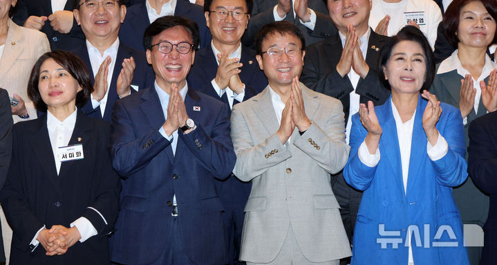 [인천=뉴시스] 고범준 기자 = 김민석 더불어민주당 대표, 한병도 원내대표와 지도부 등 참석 의원들이 28일 인천 인스파이어 호텔에서 열린 2026년 정기국회 대비 국회의원 워크숍에서 기념촬영을 하며 박수치고 있다. 2026.08.28. bjko@newsis.com