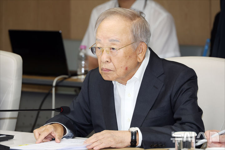 [서울=뉴시스] 조수정 기자 = 손경식 한국경영자총협회 회장이 28일 오전 서울 중구 대한상공회의소에서 열린 경제 협·단체 규제합리화 간담회에서 한성숙 국무총리의 인사말을 듣고 있다. (공동취재) 2026.08.28. chocrystal@newsis.com
