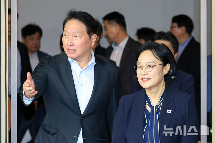 [서울=뉴시스] 조수정 기자 = 한성숙 국무총리와 최태원 대한상공회의소 회장이 28일 서울 중구 대한상공회의소에서 열린 '경제협·단체규제 합리화 간담회'에 참석하고 있다. (공동취재) 2026.08.28. chocrystal@newsis.com