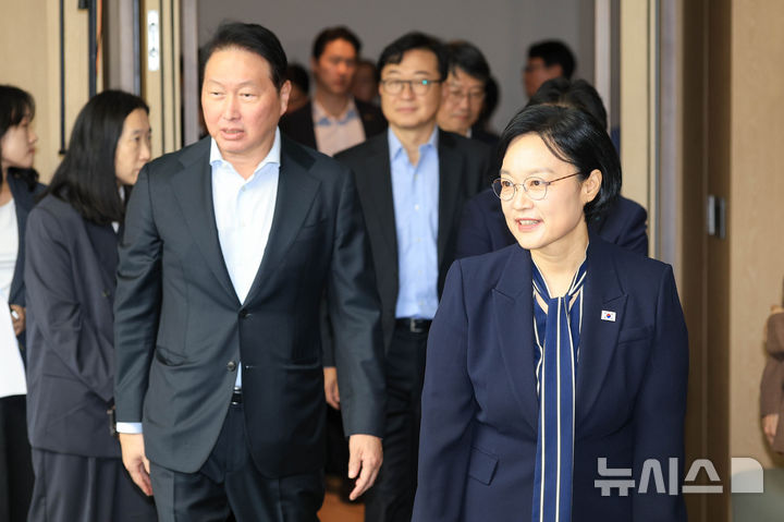 [서울=뉴시스] 조수정 기자 = 한성숙 국무총리와 최태원 대한상공회의소 회장이 28일 서울 중구 대한상공회의소에서 열린 '경제협·단체규제 합리화 간담회'에 참석하고 있다. (공동취재) 2026.08.28. chocrystal@newsis.com
