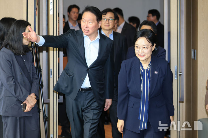 [서울=뉴시스] 조수정 기자 = 한성숙 국무총리와 최태원 대한상공회의소 회장이 28일 서울 중구 대한상공회의소에서 열린 '경제협·단체규제 합리화 간담회'에 참석하고 있다. (공동취재) 2026.08.28. chocrystal@newsis.com