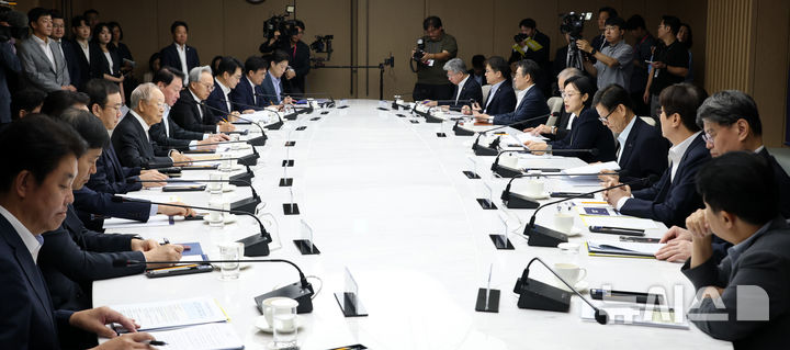 [서울=뉴시스] 조수정 기자 = 한성숙 국무총리가 28일 오전 서울 중구 대한상공회의소에서 열린 경제 협·단체 규제합리화 간담회에서 인사말을 하고 있다. (공동취재) 2026.08.28. chocrystal@newsis.com
