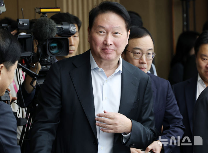 [서울=뉴시스] 조수정 기자 = 최태원 SK그룹 회장이 일본 언론과의 인터뷰에서 한일경제공동체 구상을 강조했다. 사진은 SK그룹 회장인 최태원 대한상공회의소 회장이 지난달 28일 오전 서울 중구 대한상공회의소에서 열린 경제협·단체 규제합리화 간담회에 참석하고 있는 모습. (공동취재) 2026.09.08. chocrystal@newsis.com
