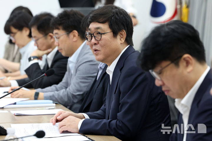 [서울=뉴시스] 박진희 기자 = 최휘영 문화체육관광부 장관은 28일 서울 종로구 국립현대미술관 서울 대회의실에서 '암표방지 민관합동 점검회의'를 하고 있다.&nbsp; 이날 회의에는 암표 유통과 관련된 최휘영 문화체육관광부 장관을 비롯한 이기범 경찰청 사이버범죄 수사과장, 김효식 공정거래위원회 소비자거래 정책과장, 윤희진 NOL티켓 라이브비즈니스 본부장, 이기욱 멜론티켓 라이브사업팀 차장, 윤희진 예스24 ENT사업총괄 상무이사, 조용호 티켓링크 이사, 이정민 쿠팡플레이 대외협력 상무, 신지영 네이버 Government Relations 전무, 신지영 당근마켓 실장, 이한수 번개장터 이사, 이재욱 중고나라 실장, 이시승 티켓베이 대외협력실장, 고기호 한국대중음악산업협회 회장, 김종우 한국대중음악산업협회 국장, 박찬근 한국야구위원회(KBO) 사무총장, 김성훈 국민체육진흥공단 스포츠산업본부장, 곽성환 한국콘텐츠진흥원 공정상생센터장 등이 참석했다. 2026.08.28. pak7130@newsis.com