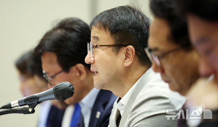 [인천=뉴시스] 고범준 기자 = 한병도 더불어민주당 원내대표가 지난 28일 인천 인스파이어 호텔에서 열린 최고위원회의에서 발언하고 있다. 2026.08.28. bjko@newsis.com