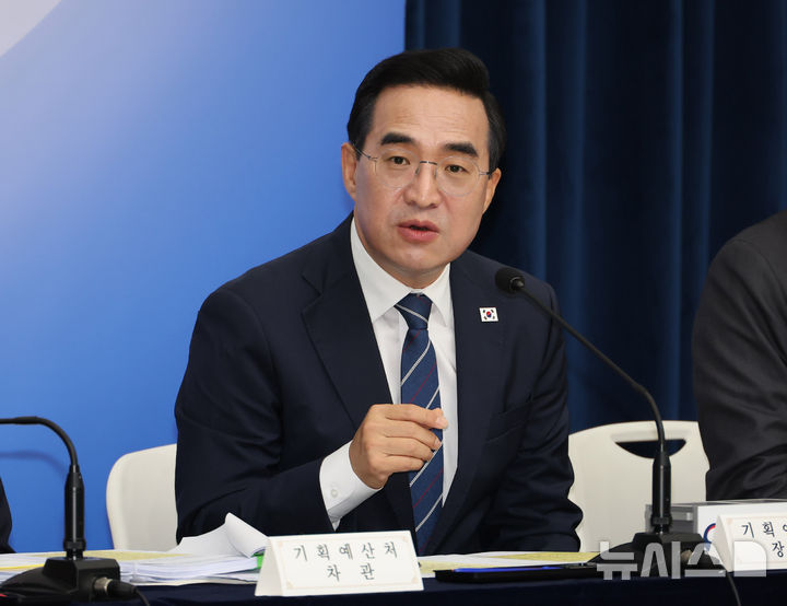 [세종=뉴시스] 배훈식 기자 = 박홍근 기획예산처 장관이 28일 오전 세종시 정부세종청사에서 열린 2027년도 예산안 상세 브리핑에서 취재진의 질문에 답하고 있다. 2026.08.28. dahora83@newsis.com