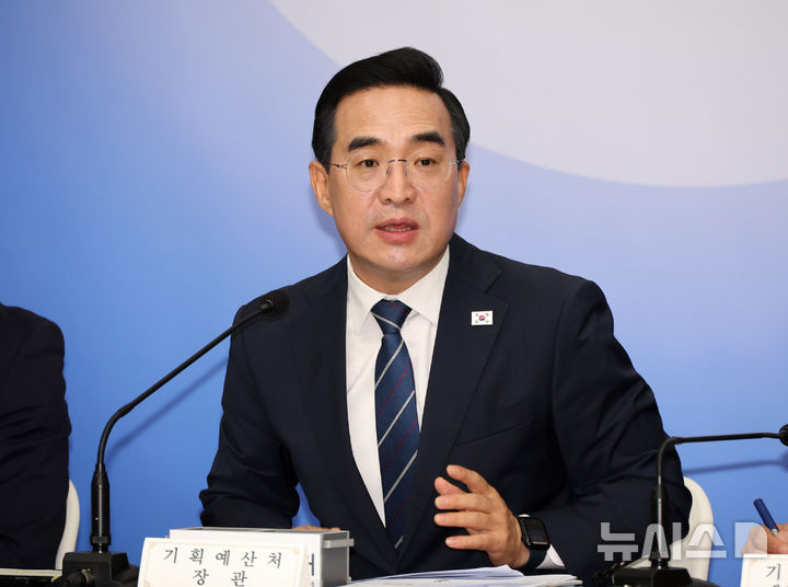 [세종=뉴시스] 배훈식 기자 = 박홍근 기획예산처 장관이 지난달 28일 오전 세종시 정부세종청사에서 열린 2027년도 예산안 상세 브리핑에서 취재진의 질문에 답하고 있다. 2026.09.01. dahora83@newsis.com