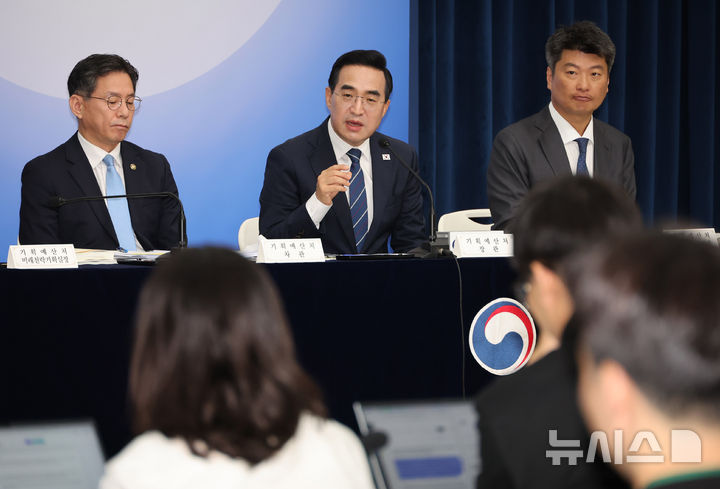 [세종=뉴시스] 배훈식 기자 = 박홍근 기획예산처 장관이 28일 오전 세종시 정부세종청사에서 열린 2027년도 예산안 상세 브리핑에서 취재진의 질문에 답하고 있다. 2026.08.28. dahora83@newsis.com