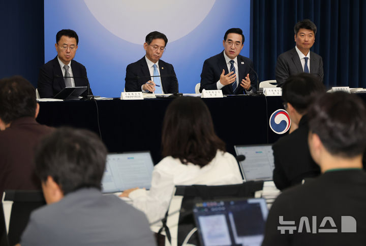 [세종=뉴시스] 배훈식 기자 = 박홍근 기획예산처 장관이 28일 오전 세종시 정부세종청사에서 열린 2027년도 예산안 상세 브리핑에서 취재진의 질문에 답하고 있다. 2026.08.28. dahora83@newsis.com