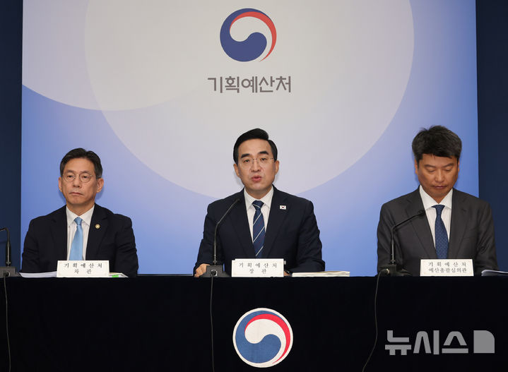 [세종=뉴시스] 배훈식 기자 = 박홍근 기획예산처 장관이 지난달 28일 오전 세종시 정부세종청사에서 열린 2027년도 예산안 상세 브리핑에서 발언하고 있다. 2026.08.28. dahora83@newsis.com