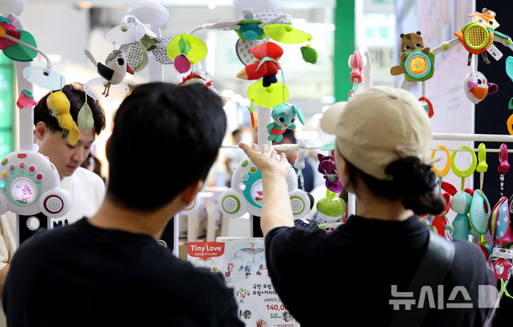 [대구=뉴시스] 이무열 기자 = 지난 8월 28일 대구 북구 엑스코에서 열린 제49회 대구 베이비＆키즈페어를 찾은 관람객들이 유아용 모빌을 살펴보고 있다. 2026.08.28. lmy@newsis.com