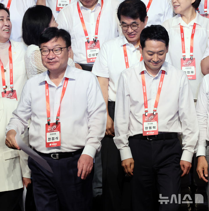 [고양=뉴시스] 최진석 기자 = 장동혁 국민의힘 대표와 정점식 원내대표가 28일 경기 고양시 소노캄 고양에서 열린 2026 국민의힘 국회의원 연찬회 폐회식에서 기념촬영 뒤 이동하고 있다. 2026.08.28. myjs@newsis.com