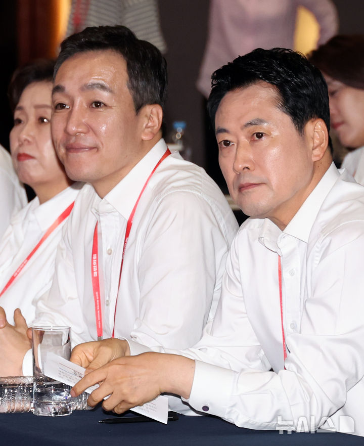 [고양=뉴시스] 최진석 기자 = 장동혁 국민의힘 대표가 28일 경기 고양시 소노캄 고양에서 열린 2026 국민의힘 국회의원 연찬회 폐회식에 자리하고 있다. 왼쪽 두번째는 김민수 최고위원. 2026.08.28. myjs@newsis.com