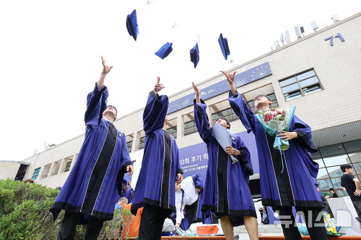 [서울=뉴시스] 권창회 기자 = 28일 서울 관악구 서울대학교에서 열린 제80회 후기 학위수여식에서 졸업생들이 학사모를 던지며 기념촬영을 하고 있다. 2026.08.28. kch0523@newsis.com