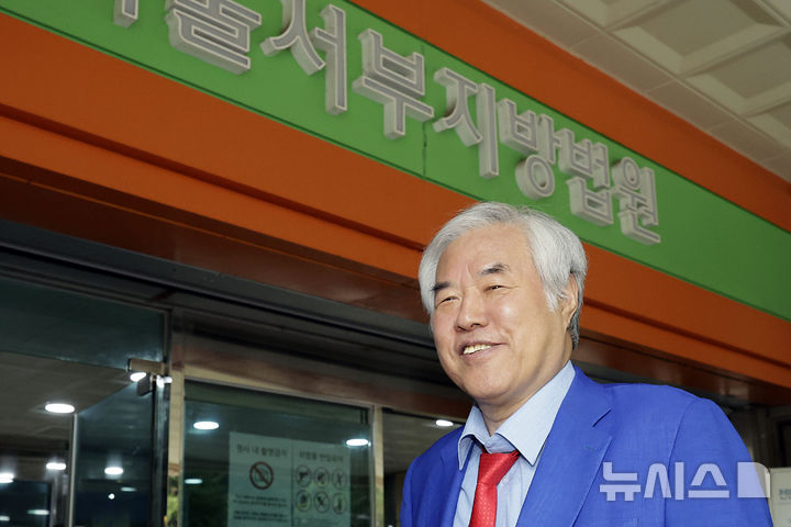 [서울=뉴시스] 최동준 기자 = 전광훈 사랑제일교회 담임목사가 28일 서울 마포구 서울서부지방법원에서 열린 '서부지법 폭동 배후' 혐의 공판에 출석하고 있다. 2026.08.28. photocdj@newsis.com