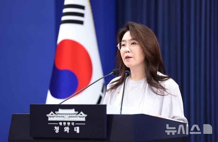 [서울=뉴시스] 조성봉 기자 = 강유정 수석대변인이 28일 청와대 춘추관에서 대법관 후보자 관련 브리핑을 하고 있다.(청와대통신기자단) 2026.08.28. suncho21@newsis.com