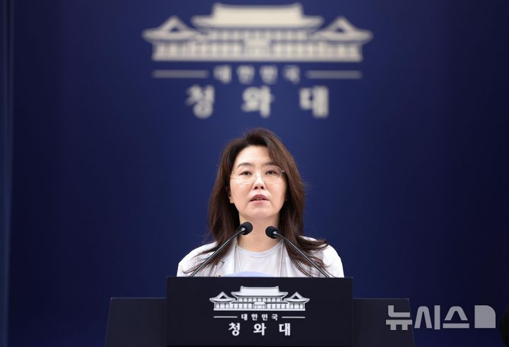 [서울=뉴시스] 조성봉 기자 = 강유정 수석대변인이 28일 청와대 춘추관에서 대법관 후보자 관련 브리핑을 하고 있다.(청와대통신기자단) 2026.08.28. suncho21@newsis.com