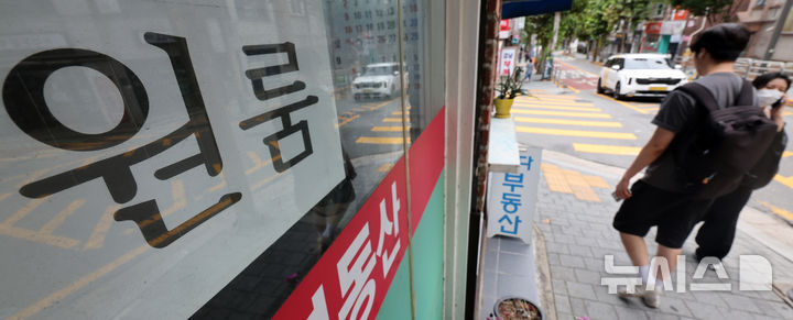 [서울=뉴시스] 김금보 기자 = 28일 서울시내 한 대학가 인근 공인중개사사무소에 원룸광고가 붙어 있다. 2026.08.28. kgb@newsis.com