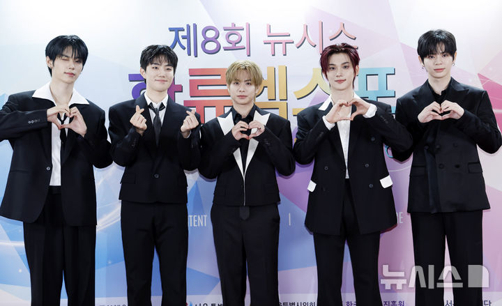 [서울=뉴시스] 김혜진 기자 = 그룹 이븐이 28일 오후 서울 중구 롯데호텔에서 열린 제8회 뉴시스 한류엑스포 포토월 행사에서 포즈를 취하고 있다. 2026.08.28. jini@newsis.com