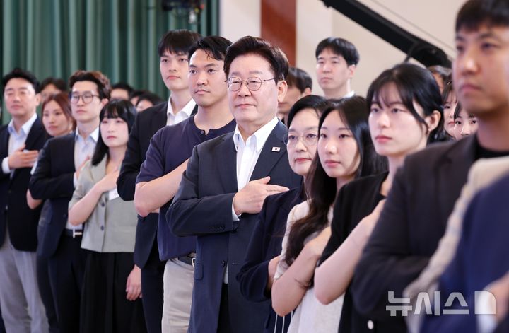 [서울=뉴시스] 조성봉 기자 = 이재명 대통령이 28일 청와대에서 열린 '청년예산 언박싱 2027' 행사에서 국민의례를 하고 있다. 2026.08.28. suncho21@newsis.com