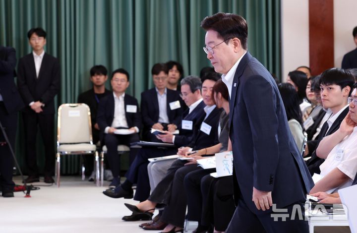 [서울=뉴시스] 조성봉 기자 = 이재명 대통령이 28일 청와대에서 열린 '청년예산 언박싱 2027' 행사에서 단상으로 이동하고 있다. 2026.08.28. suncho21@newsis.com
