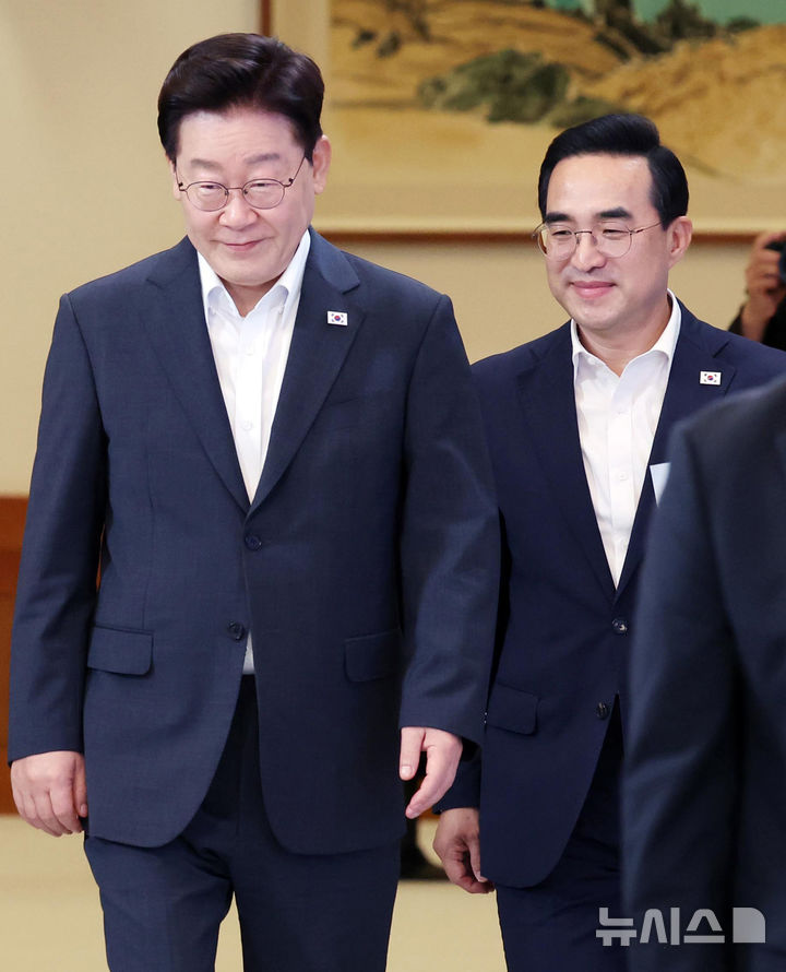 [서울=뉴시스] 조성봉 기자 = 이재명 대통령이 28일 청와대에서 열린 '청년예산 언박싱 2027' 행사에 입장하고 있다. 2026.08.28. suncho21@newsis.com