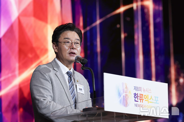 [서울=뉴시스] 김근수 기자 = 김성원 산자중기위원장이 28일 오후 서울 중구 더그랜드롯데 서울 크리스탈볼룸에서 열린 ‘제8회 뉴시스 한류엑스포'(2026 K-EXPO)에서 축사를 하고 있다. 2026.08.28. ks@newsis.com