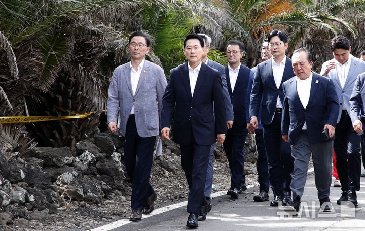 [제주=뉴시스] 우장호 기자 = 장동혁 국민의힘 대표가 28일 오후 제주시 한림읍 '제주 실종 사건' 현장인 야자숲을 찾아 경찰 설명을 듣고 있다. 2026.08.28. woo1223@newsis.com