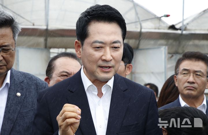 [제주=뉴시스] 우장호 기자 = 장동혁 국민의힘 대표가 28일 오후 제주시 한림읍 '제주 실종 사건' 현장인 야자숲을 찾아 발언하고 있다. 2026.08.28. woo1223@newsis.com