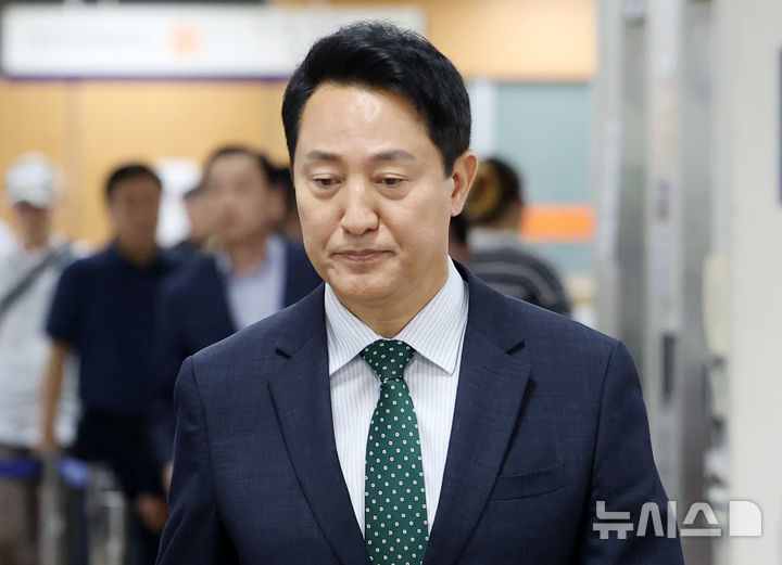 [서울=뉴시스] 이영환 기자 = '명태균 여론조사비 대납 의혹'으로 1심에서 벌금 1000만원을 선고받은 오세훈 서울시장의 항소심에 오 시장이 명태균씨에게 여론조사를 의뢰하지 않았다는 취지의 통화 녹음파일이 제출됐다. 사진은 오 서울시장이 지난달 28일 오후 서울 서초구 서울고법에서 열린 항소심 2차 공판에 출석하는 모습. 2026.09.15. 20hwan@newsis.com