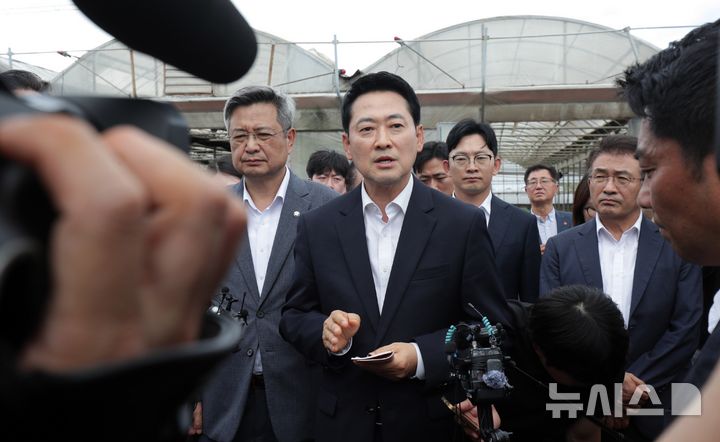 [제주=뉴시스] 우장호 기자 = 장동혁 국민의힘 대표가 28일 오후 제주시 한림읍 '제주 실종 사건' 현장인 야자숲을 찾아 발언하고 있다. 2026.08.28. woo1223@newsis.com