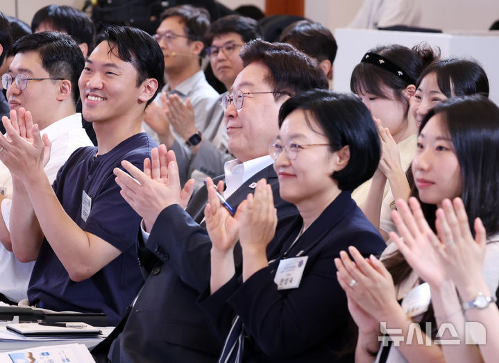 [서울=뉴시스] 조성봉 기자 = 이재명 대통령이 28일 청와대에서 열린 '청년예산 언박싱 2027' 행사에서 박수를 치고 있다. 2026.08.28. suncho21@newsis.com