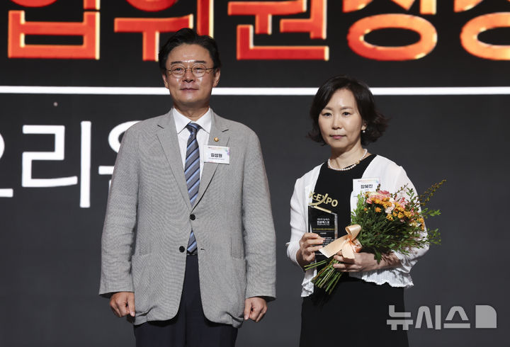 [서울=뉴시스] 김근수 기자 = 김성원 산자중기위원장이 28일 오후 서울 중구 더그랜드롯데 서울 크리스탈볼룸에서 열린 ‘제8회 뉴시스 한류엑스포'(2026 K-EXPO) 시상식에서 장혜진 주식회사 오리온 전무에게 국회 산자중기위원장상을 시상한 뒤 기념촬영을 하고 있다. 2026.08.28. ks@newsis.com