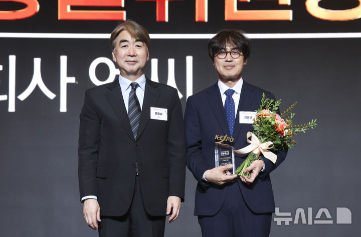 [서울=뉴시스] 김근수 기자 = 염영남 공감언론 뉴시스 대표이사 사장가 28일 오후 서울 중구 더그랜드롯데 서울 크리스탈볼룸에서 열린 ‘제8회 뉴시스 한류엑스포'(2026 K-EXPO) 시상식에서 안용균 주식회사 엔씨 커뮤니케이션 센터장에게 국회 외교통일위원장상을 시상한 뒤 기념촬영을 하고 있다. 2026.08.28. ks@newsis.com