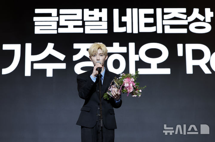 [서울=뉴시스] 김혜진 기자 = 그룹 앤더블 장하오가 28일 오후 서울 중구 롯데호텔에서 열린 제8회 뉴시스 한류엑스포에서 글로벌 네티즌상(OST)을 수상한 뒤 소감을 말하고 있다. 2026.08.28. jini@newsis.com