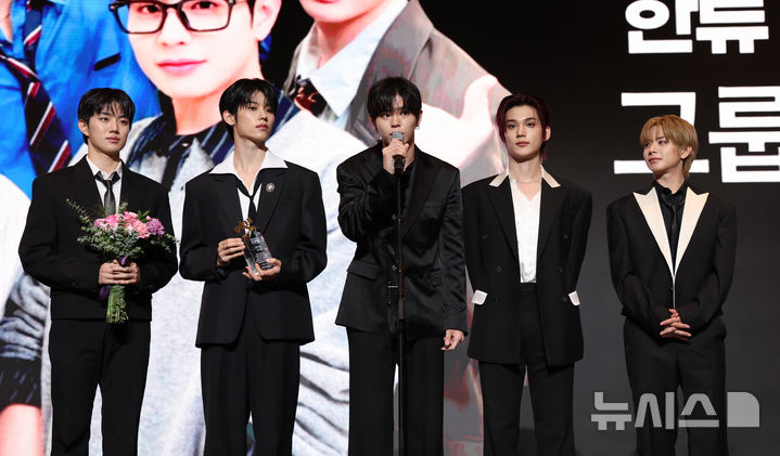 [서울=뉴시스] 전진환 기자 = 28일 오후 서울 중구 더그랜드롯데 서울 크리스탈볼룸에서 열린 ‘제8회 뉴시스 한류엑스포'(2026 K-EXPO)에서 그룹 이븐이 한류특별상을 수상 후 소감을 이야기하고 있다. 2026.08.28. amin2@newsis.com