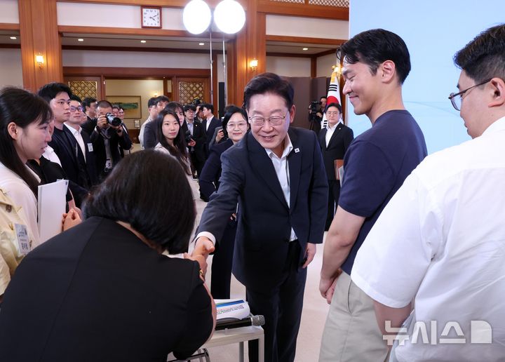 [서울=뉴시스] 조성봉 기자 = 이재명 대통령이 28일 청와대에서 열린 '청년예산 언박싱 2027' 행사를 마친 뒤 참석자와 인사하고 있다. 2026.08.28. suncho21@newsis.com