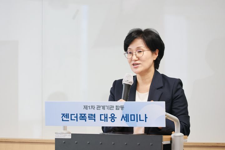 [서울=뉴시스] 원민경 성평등가족부 장관이 지난 8월 28일 오후 한국여성인권진흥원에서 열린 '관계기관 합동 젠더폭력 대응 세미나'에 참석해 스토킹.교제폭력 피해자 보호를 위한 방안을 논의하고 있다. (사진=성평등가족부 제공). 2026.08.28. photo@newsis.com *재판매 및 DB 금지