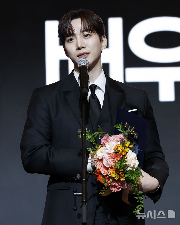 [서울=뉴시스] 김혜진 기자 = 배우 이준호가 28일 오후 서울 중구 롯데호텔에서 열린 제8회 뉴시스 한류엑스포에서 문화체육관광부 장관상을 수상한 뒤 소감을 말하고 있다. 2026.08.28. jini@newsis.com