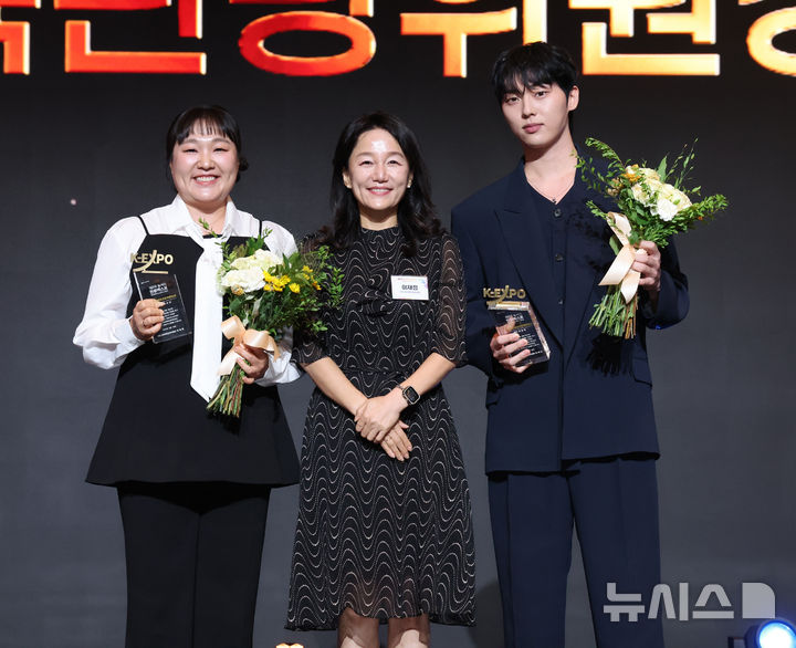 [서울=뉴시스] 전진환 기자 = 이재정(가운데) 국회 문화체육관광위원장이 28일 오후 서울 중구 더그랜드롯데 서울 크리스탈볼룸에서 열린 ‘제8회 뉴시스 한류엑스포'(2026 K-EXPO)에서 국회 문화체육관광위원장상을 수상한 방송인 이수지(왼쪽), 배우 최현욱과 기념촬영을 하고 있다. 2026.08.28. amin2@newsis.com