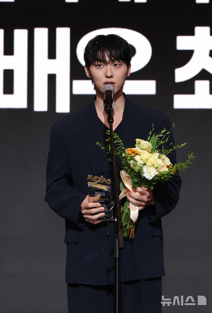 [서울=뉴시스] 전진환 기자 = 28일 오후 서울 중구 더그랜드롯데 서울 크리스탈볼룸에서 열린 ‘제8회 뉴시스 한류엑스포'(2026 K-EXPO)에서 배우 최현욱이 국회 문화체육관광위원장상을 수상 후 소감을 이야기하고 있다. 2026.08.28. amin2@newsis.com