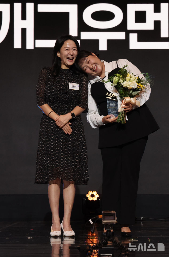 [서울=뉴시스] 전진환 기자 = 이재정 국회 문화체육관광위원장이 28일 오후 서울 중구 더그랜드롯데 서울 크리스탈볼룸에서 열린 ‘제8회 뉴시스 한류엑스포'(2026 K-EXPO)에서 방송인 이수지에게 국회 문화체육관광위원장상을 시상 후 기념촬영을 하고 있다. 2026.08.28. amin2@newsis.com