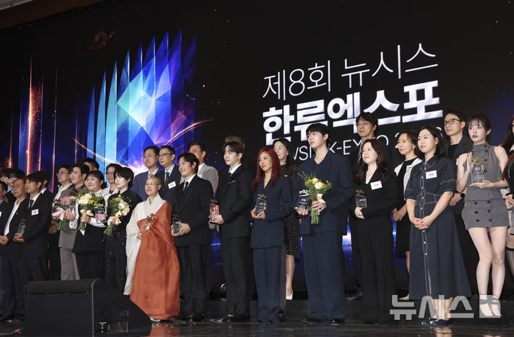 [서울=뉴시스] 김근수 기자 = 28일 오후 서울 중구 더그랜드롯데 서울 크리스탈볼룸에서 열린 ‘제8회 뉴시스 한류엑스포’(2026 K-EXPO)에서 염영남 뉴시스 대표이사와 외교부 장관상을 수상한 이병헌 등 시상자와 수상자들이 기념촬영을 하고 있다. 2026.08.28. ks@newsis.com